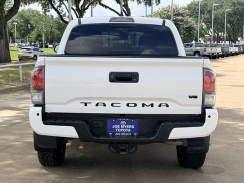Used 2022 Toyota Tacoma TRD Sport w/ Technology Package RWD image 8