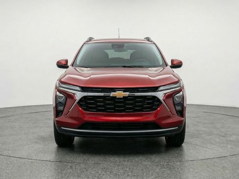 Used 2025 Chevrolet Trax LT w/ LT Convenience Package image 2