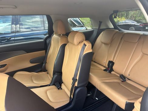 Used 2024 Kia Carnival LX FWD image 9