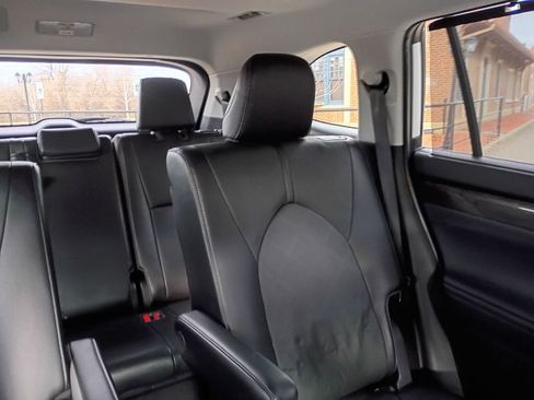 Used 2021 Toyota Highlander XLE image 21