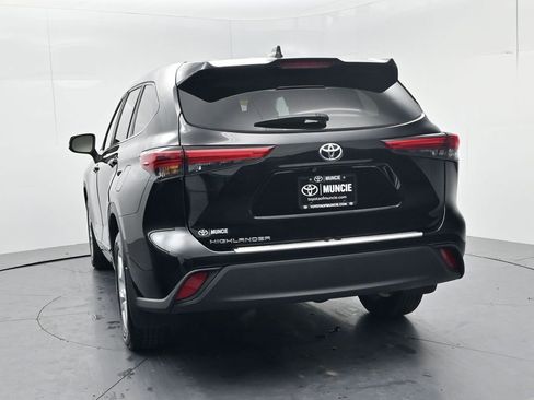 Used 2023 Toyota Highlander L FWD image 6
