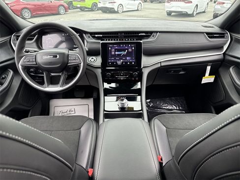 New 2025 Jeep Grand Cherokee L Altitude image 27