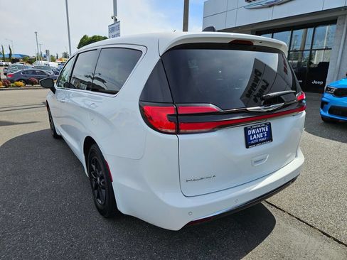 Used 2024 Chrysler Pacifica Touring-L FWD image 3