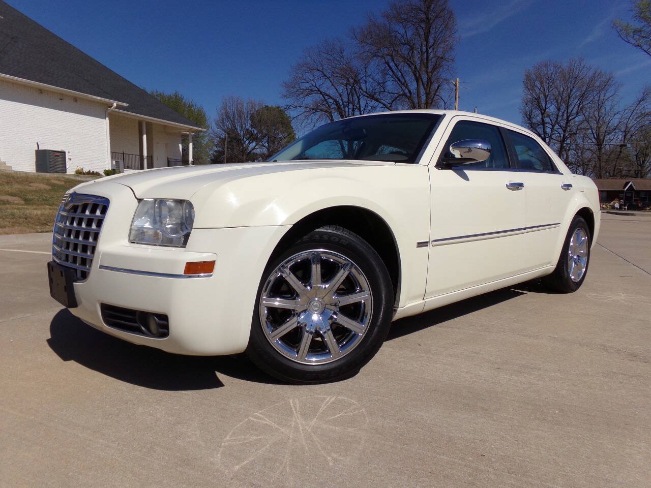 Used 2010 Chrysler 300 Touring RWD image 2