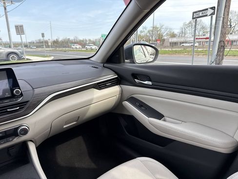 Certified 2025 Nissan Altima 2.5 SV FWD image 16