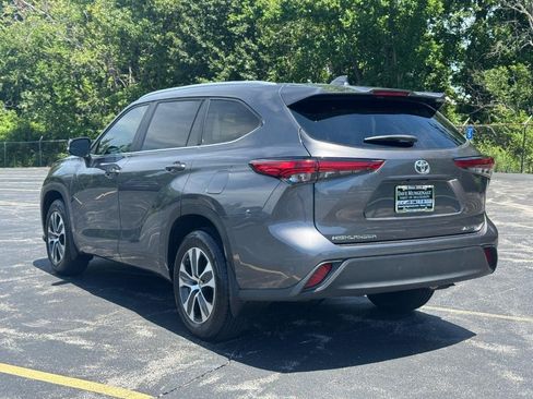 Used 2023 Toyota Highlander XLE AWD/4WD image 7