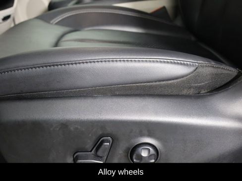 Used 2024 Chrysler Pacifica Touring-L image 25