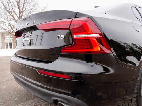 Used 2021 Volvo S60 T5 Momentum image 22