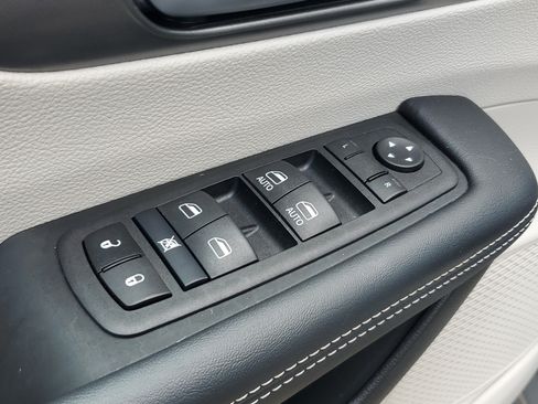 Used 2024 Chrysler Pacifica Touring-L FWD image 6