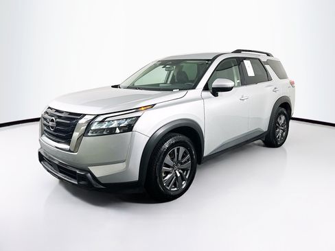 Used 2025 Nissan Pathfinder SV FWD image 3
