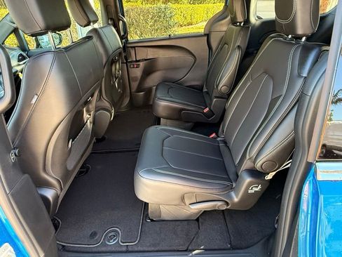 New 2026 Chrysler Pacifica Select image 30