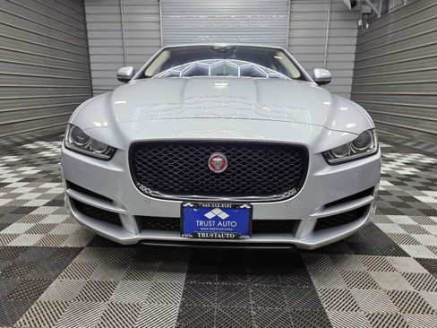 Used 2017 Jaguar XE Prestige RWD image 3