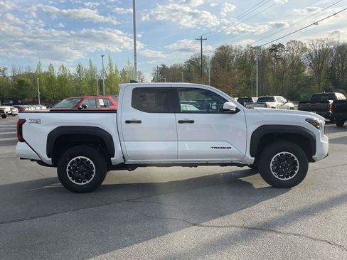 Used 2025 Toyota Tacoma TRD Off-Road image 6