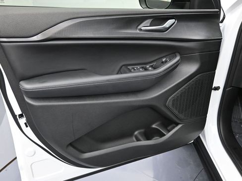 New 2025 Jeep Grand Cherokee L Laredo image 10