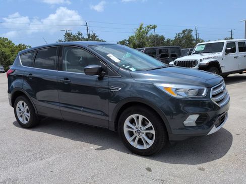 Used 2019 Ford Escape SE FWD image 2