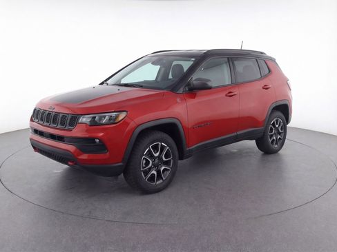 Used 2025 Jeep Compass Trailhawk image 3