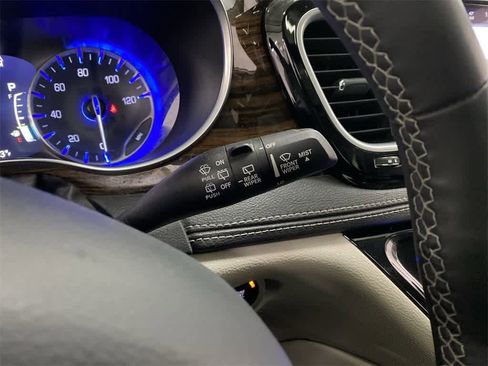 Used 2023 Chrysler Pacifica Limited image 23