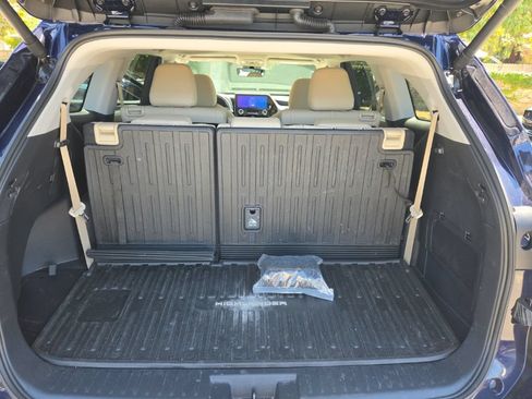 Used 2025 Toyota Highlander XLE AWD/4WD image 12