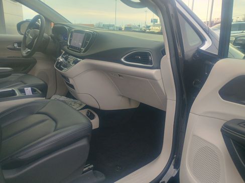 Used 2024 Chrysler Pacifica Touring-L image 20