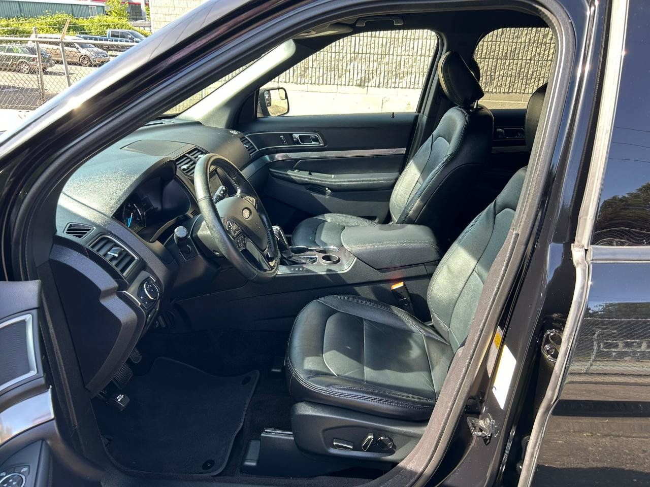 Used 2018 Ford Explorer XLT w/ Equipment Group 202A FWD image 13