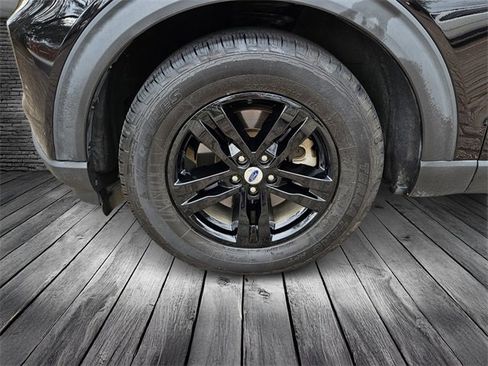 Used 2023 Ford Explorer XLT image 9