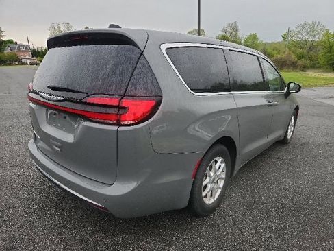 Used 2023 Chrysler Pacifica Touring-L FWD image 7