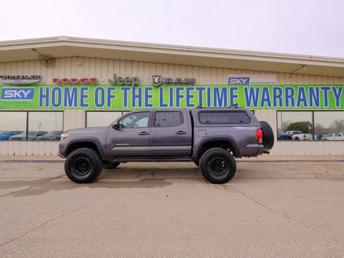 Used 2017 Toyota Tacoma TRD Off-Road image 3