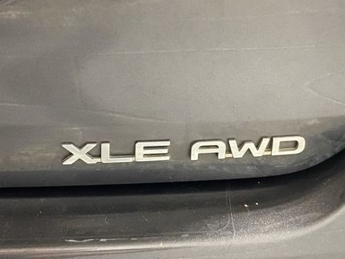 Used 2021 Toyota Highlander XLE AWD/4WD image 30