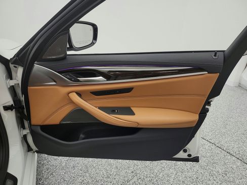 Used 2023 BMW M550i xDrive image 21