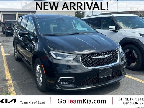 Used 2024 Chrysler Pacifica Touring-L FWD image 1