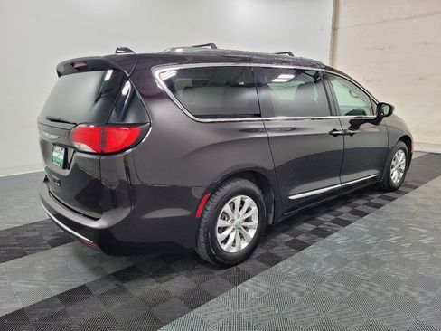Used 2019 Chrysler Pacifica Touring-L FWD image 10
