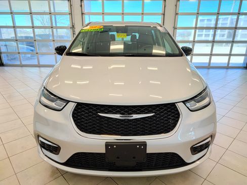 Used 2024 Chrysler Pacifica Touring-L FWD image 9