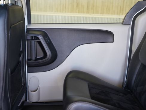 Used 2018 Dodge Grand Caravan SXT image 34