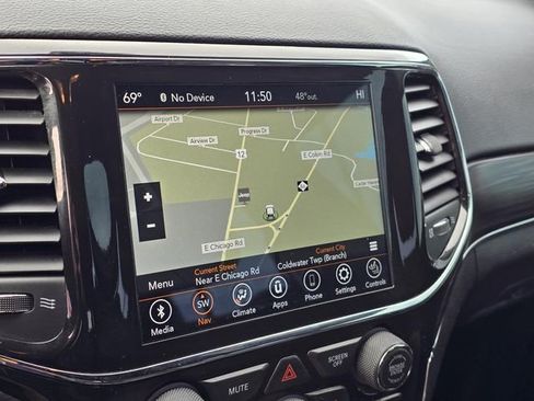 Used 2022 Jeep Grand Cherokee Limited image 6