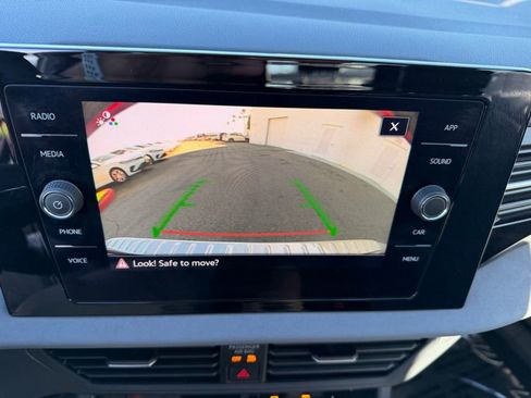 Certified 2025 Volkswagen Jetta SE w/ Black Wheel Package image 23