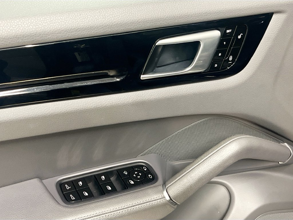 Certified 2019 Porsche Cayenne AWD/4WD image 17