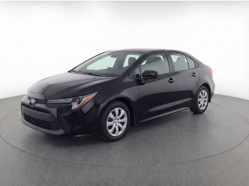 Used 2023 Toyota Corolla LE image 3