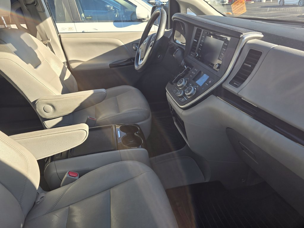 Used 2020 Toyota Sienna XLE FWD image 14