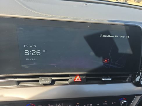 Used 2025 Kia Sportage EX FWD image 24