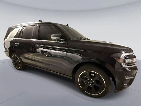 Used 2024 Ford Expedition Limited AWD/4WD image 3