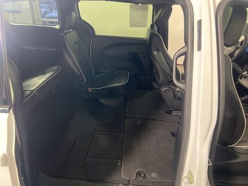 Certified 2025 Chrysler Pacifica Limited image 31