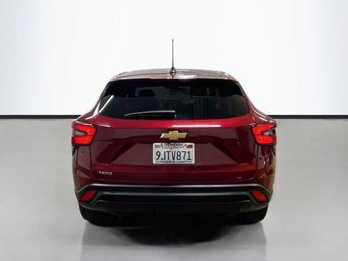 Used 2024 Chevrolet Trax LS w/ LS Convenience Package FWD image 6