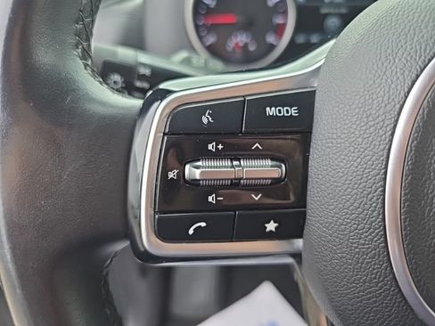 Certified 2022 Kia Carnival LX FWD image 12