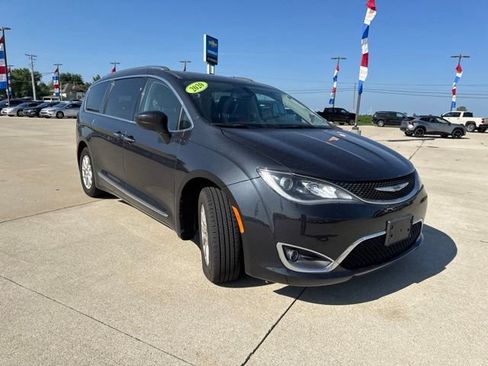 Used 2020 Chrysler Pacifica Touring-L FWD image 14