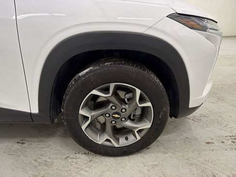 Used 2025 Chevrolet Trax LT w/ LT Convenience Package image 14