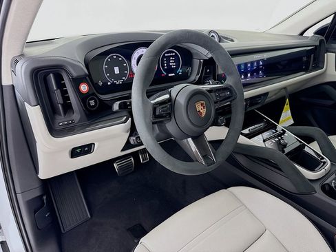 Certified 2026 Porsche Cayenne GTS AWD/4WD image 4