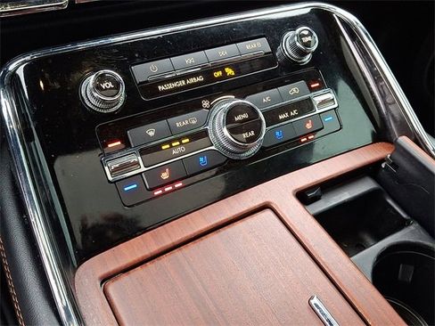 Used 2021 Lincoln Navigator Reserve image 13