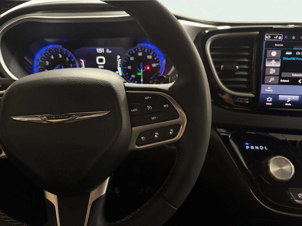 Used 2025 Chrysler Pacifica Select FWD image 15