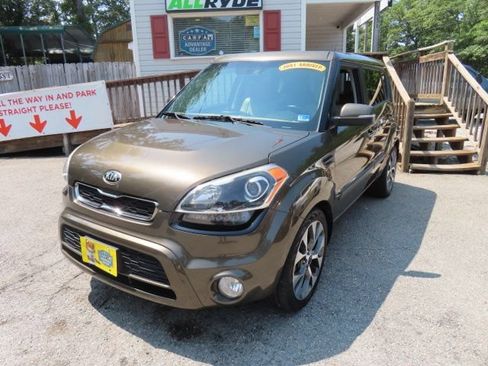 Used 2013 Kia Soul ! w/ Premium Pkg FWD image 2