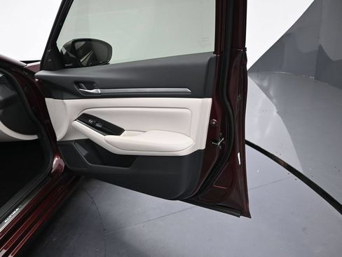 Used 2024 Nissan Altima 2.5 SL FWD image 7